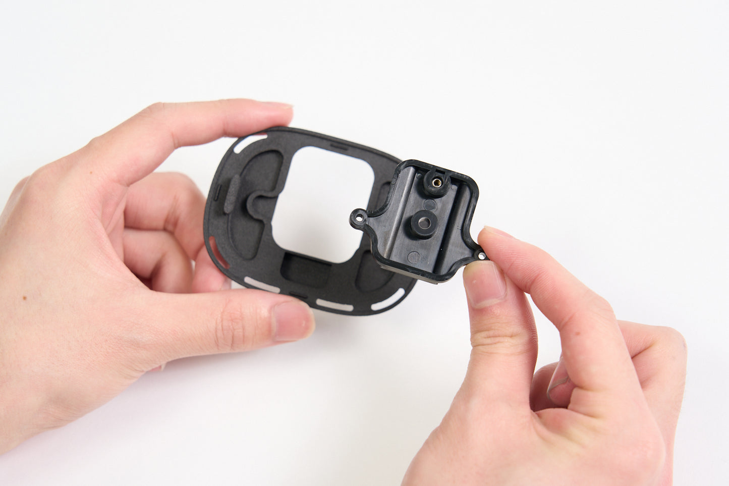 Universal mounting adaptor for Ultimate Tracker for CG1/2