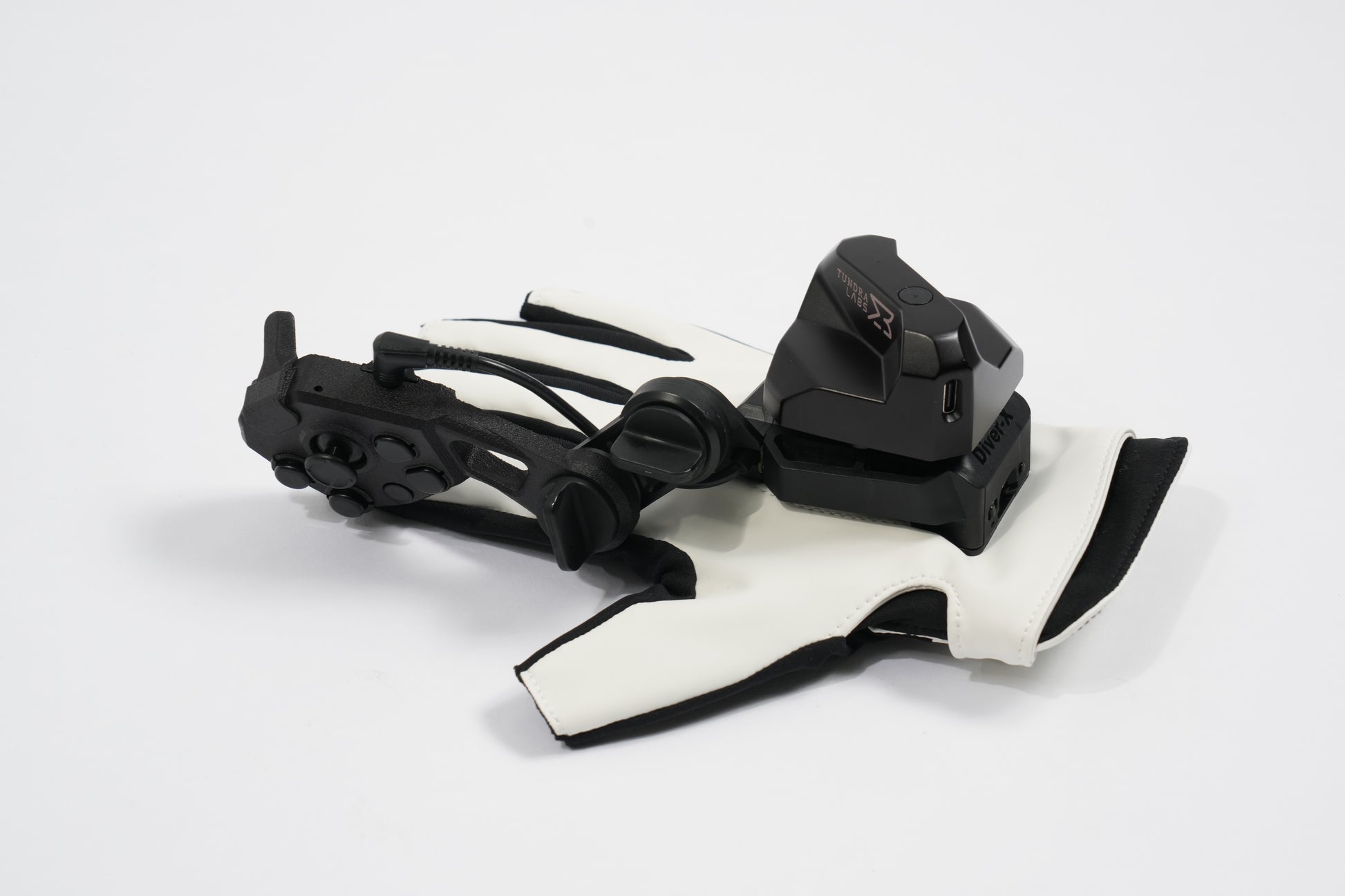 Diver-X ContactGlove2 Magnetra2 サイドビュー - Magnetra2とトラッカーを搭載したグローブ