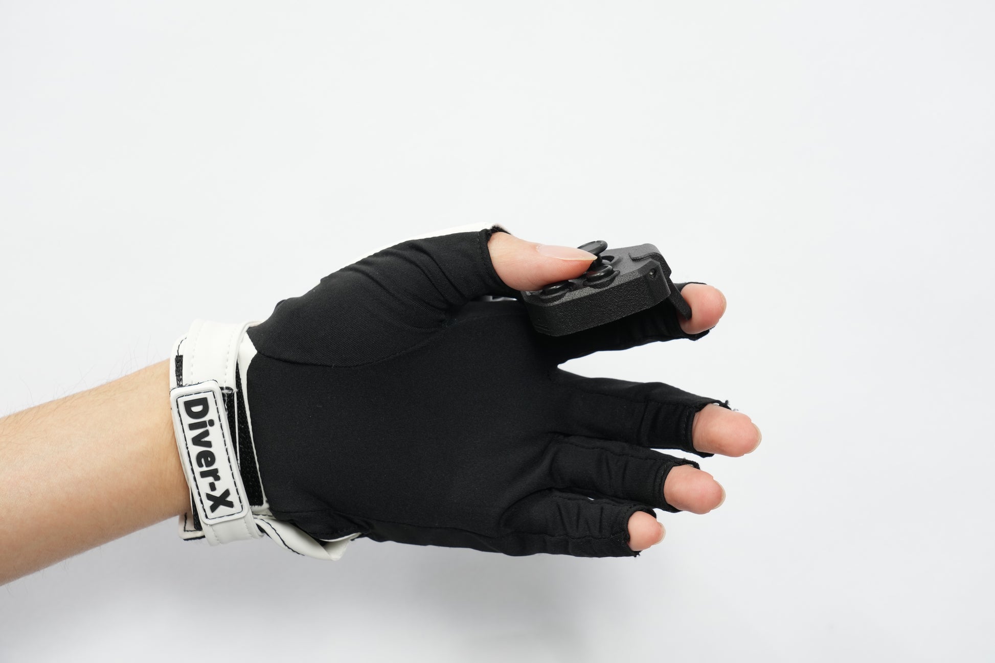 Diver-X ContactGlove2 Magnetra2 サイドビュー Magunetra2に親指を乗せている