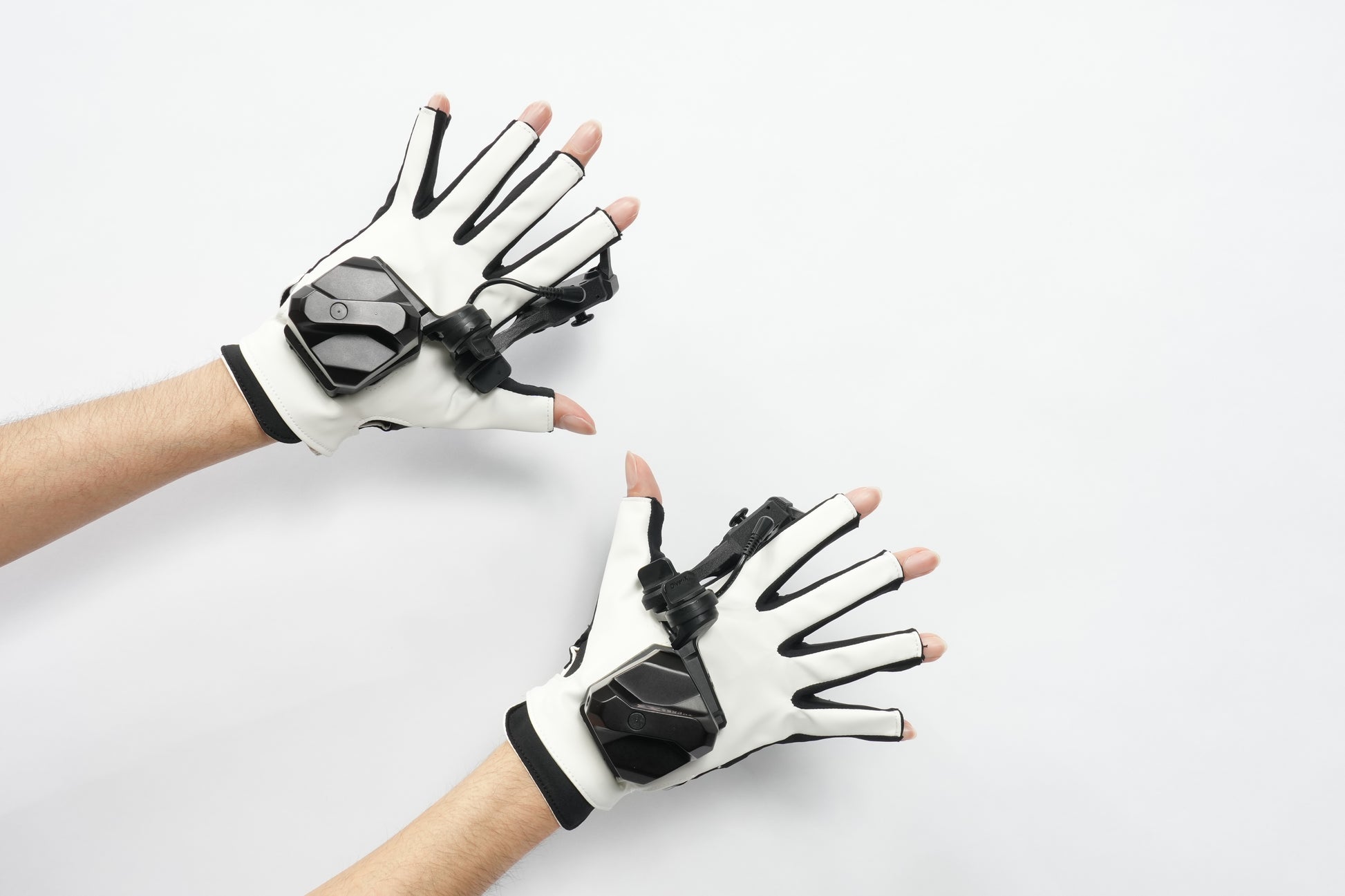 Diver-X ContactGlove2 Magnetra2 使用例 - ユーザーが実際に装着中のグローブ(カラーホワイト)