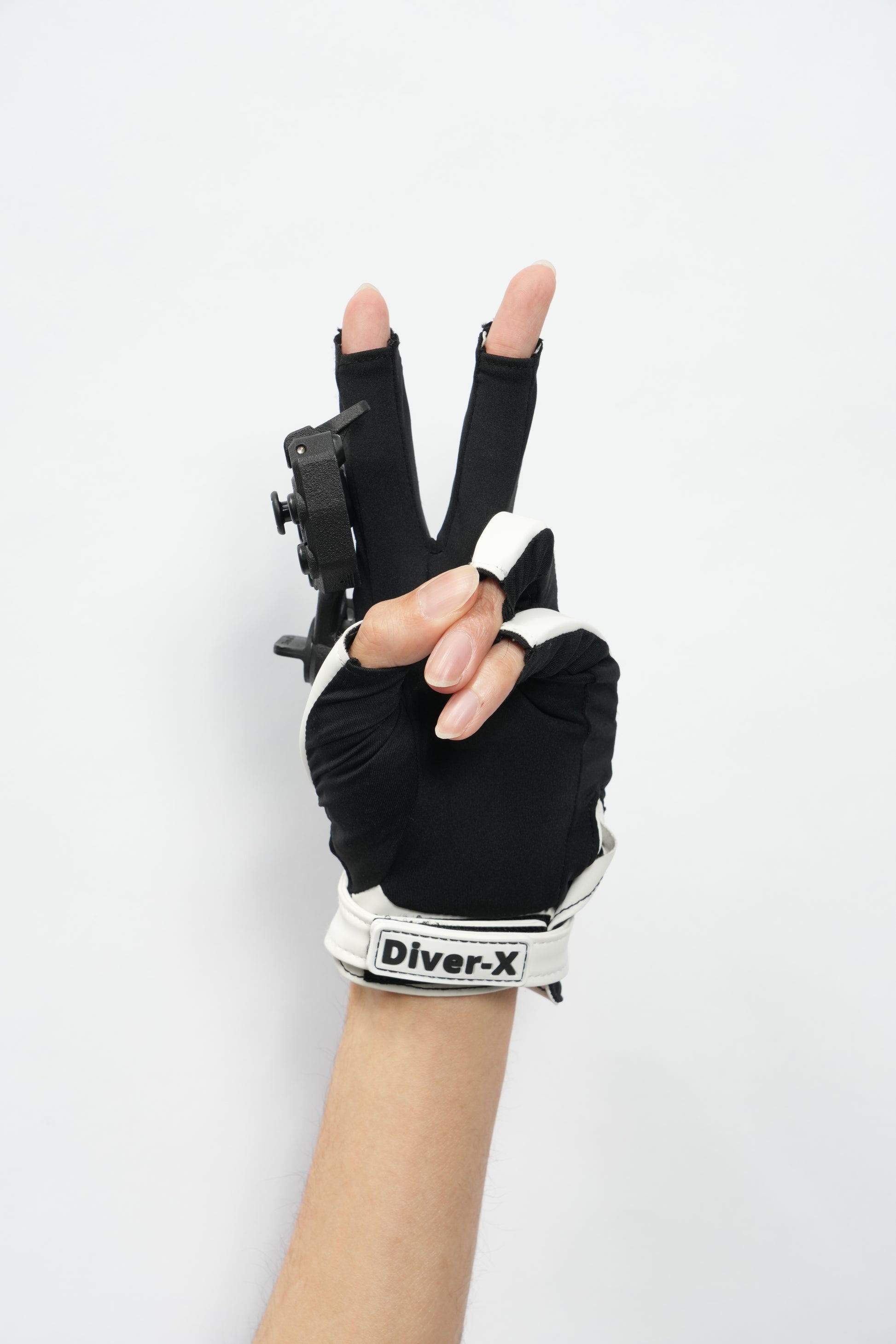 Diver-X ContactGlove2 Magnetra2 使用例 - ユーザーが実際に装着中のグローブ(左手でピースサインをしている)