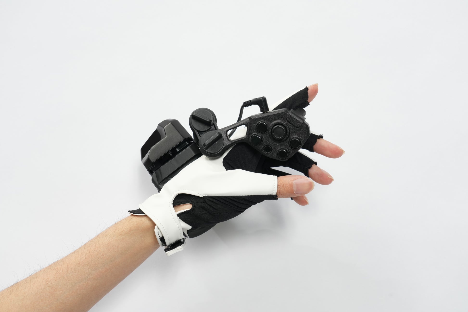 Diver-X ContactGlove2 Magnetra2 使用例 - ユーザーが実際に装着してMagnetra2に人らし指を乗せている