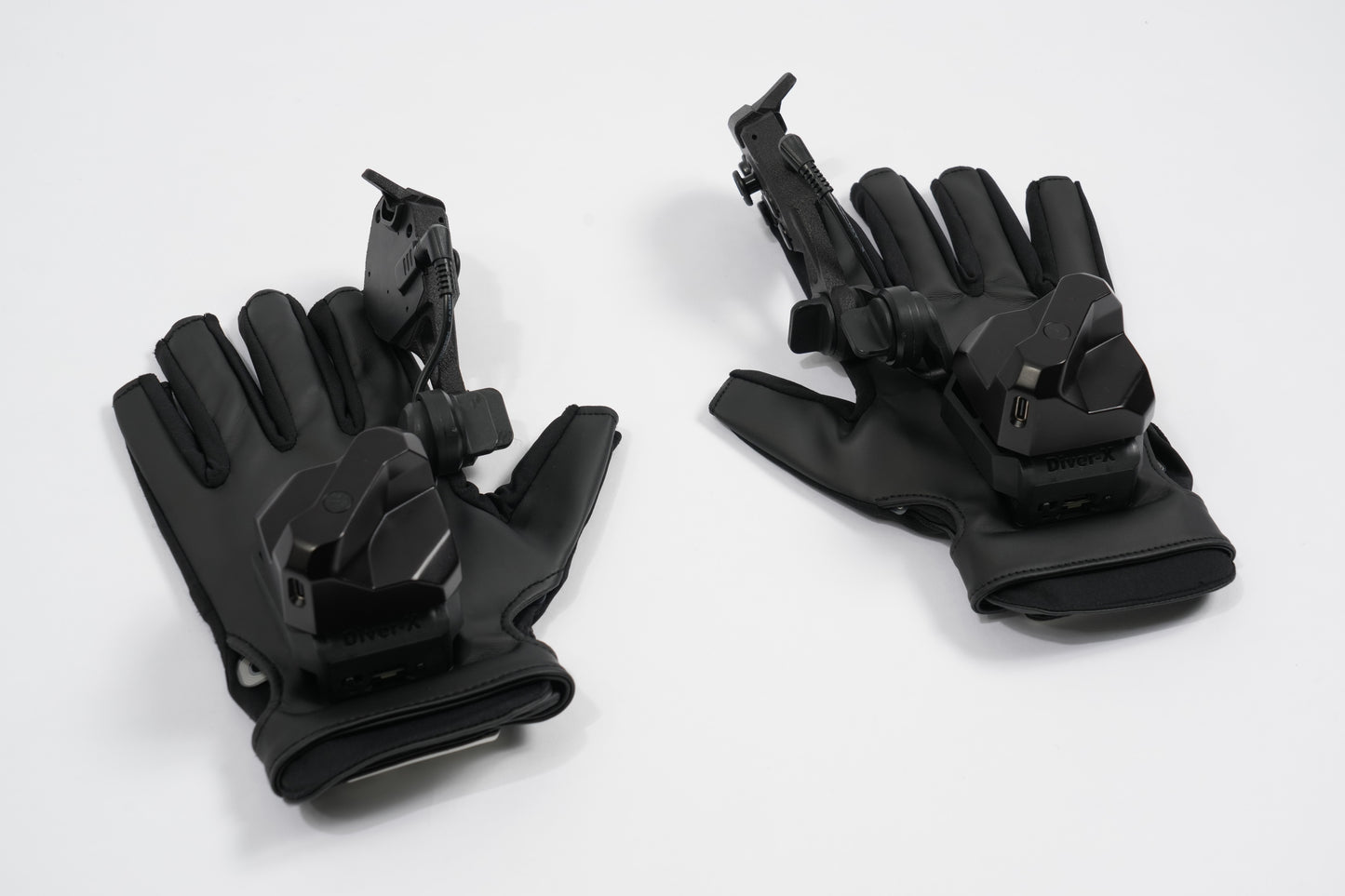 Diver-X トラッカーを取り付けたContactGlove2 Magnetra2 両手写真（カラー：ブラック）