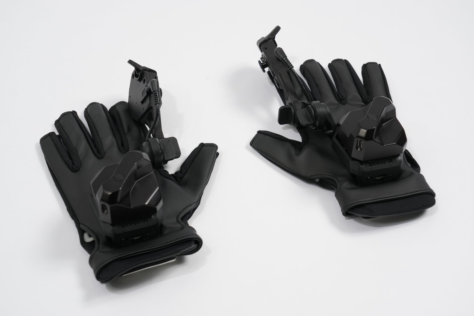 Diver-X トラッカーを取り付けたContactGlove2 Magnetra2 両手写真（カラー：ブラック）