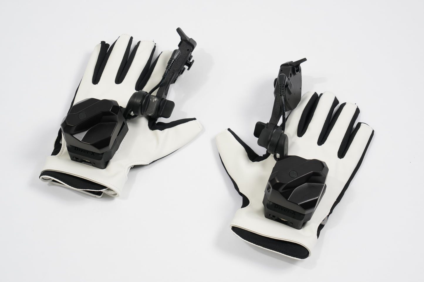 Diver-X トラッカーを取り付けたContactGlove2 Magnetra2 両手写真（カラー：ホワイト）
