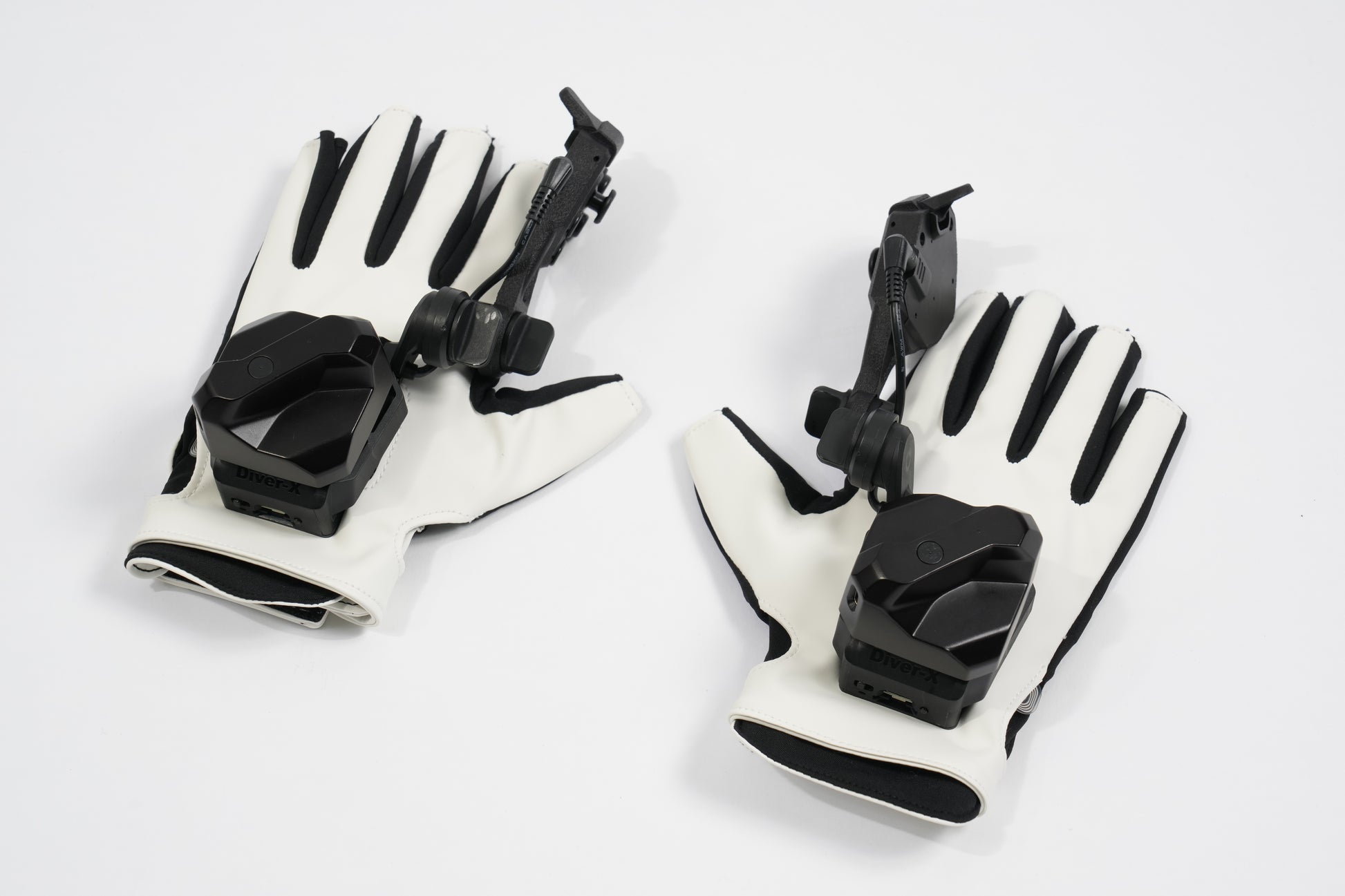 Diver-X トラッカーを取り付けたContactGlove2 Magnetra2 両手写真（カラー：ホワイト）