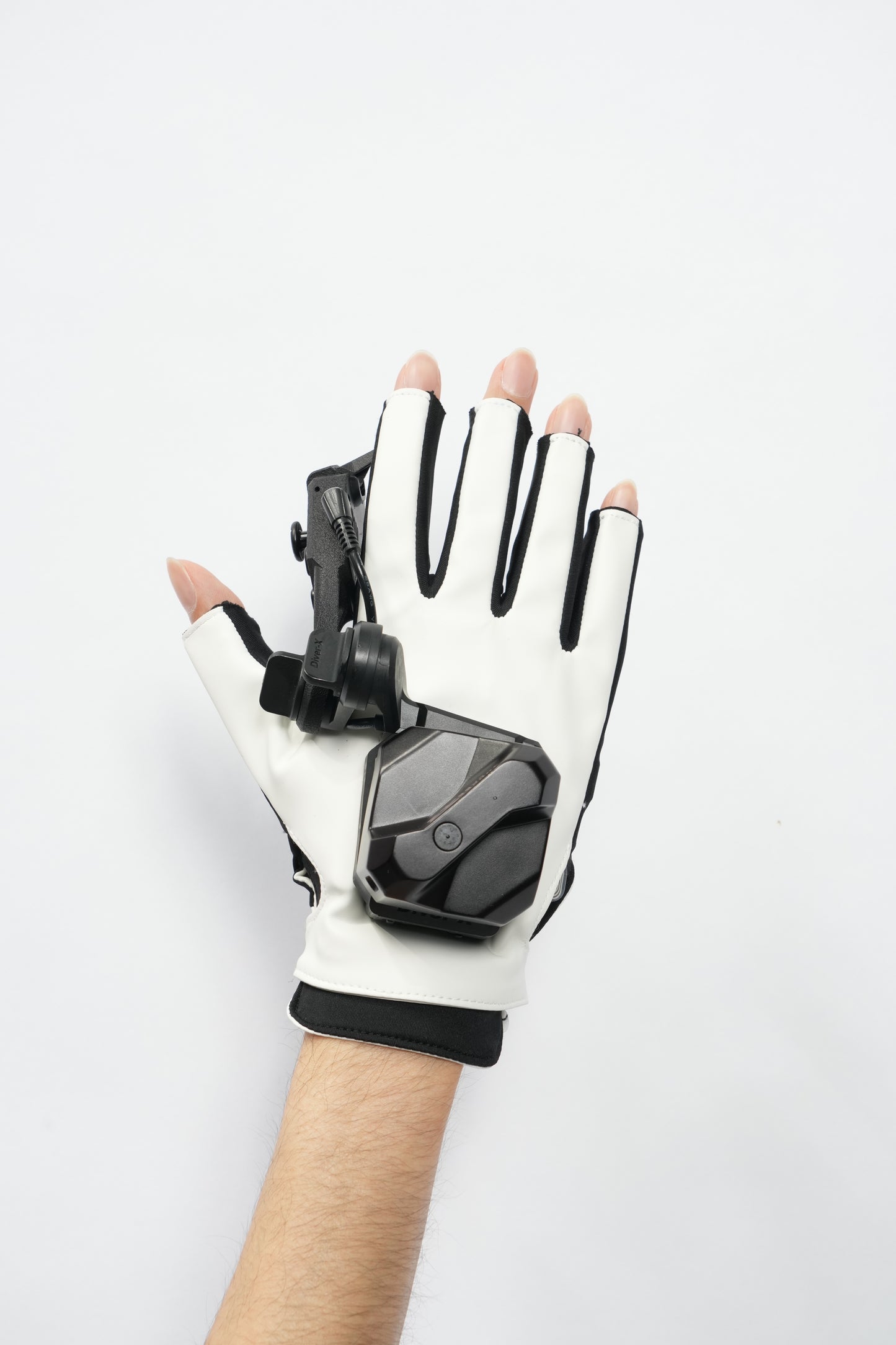 Diver-X ContactGlove2 Magnetra2 使用例 - ユーザーが実際に装着中のグローブ（右手）